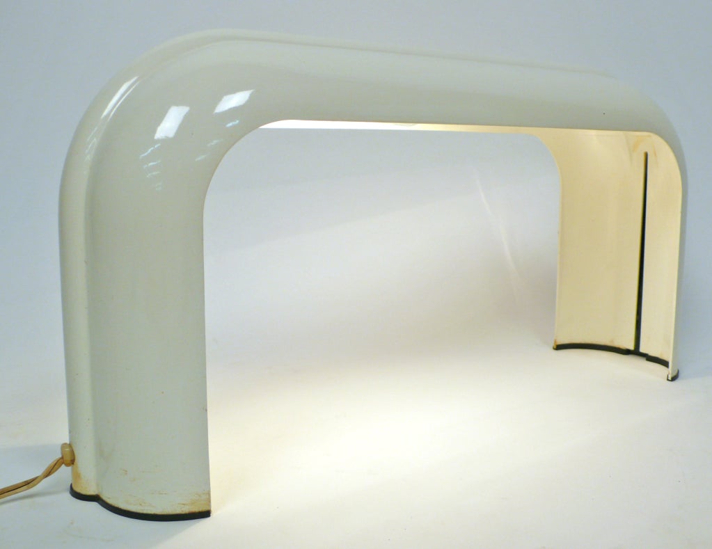 Minimalist Artemide 'ECO' Table Lamp designed by Lucciano Annichini in very good condition. 