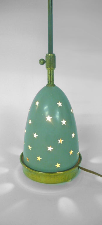 Seltene Sternlampe, entworfen von Angelo Lelli für Arredoluce in den 1950er Jahren. Die Lampe ist aus Messing mit emaillierten Metallschirmen mit Sternlochung gefertigt. Der Schirm lässt sich vertikal verstellen, um mehr Licht durch den Diffusor zu