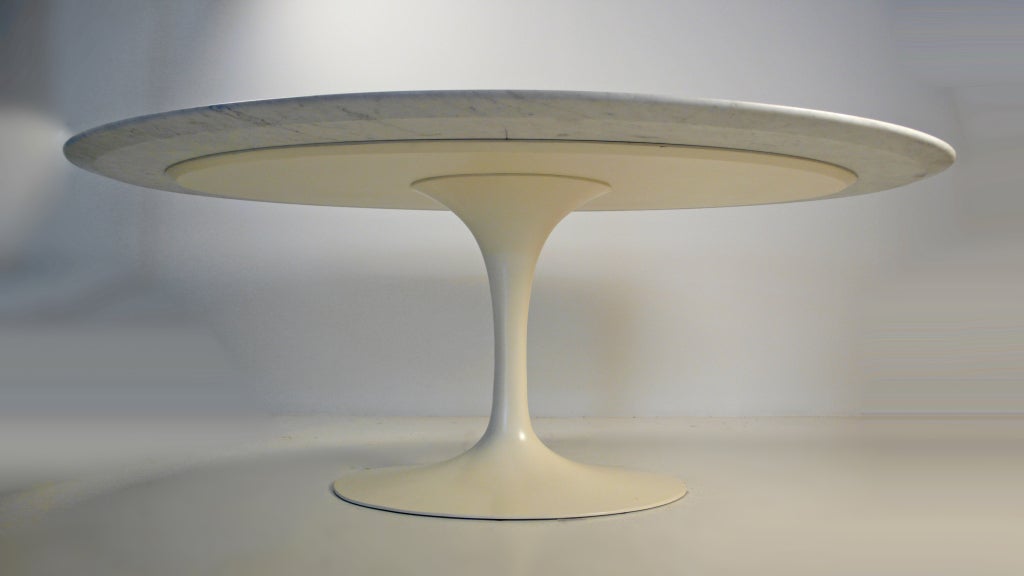 Oval Saarinen Dining Table In Excellent Condition In Dallas, TX