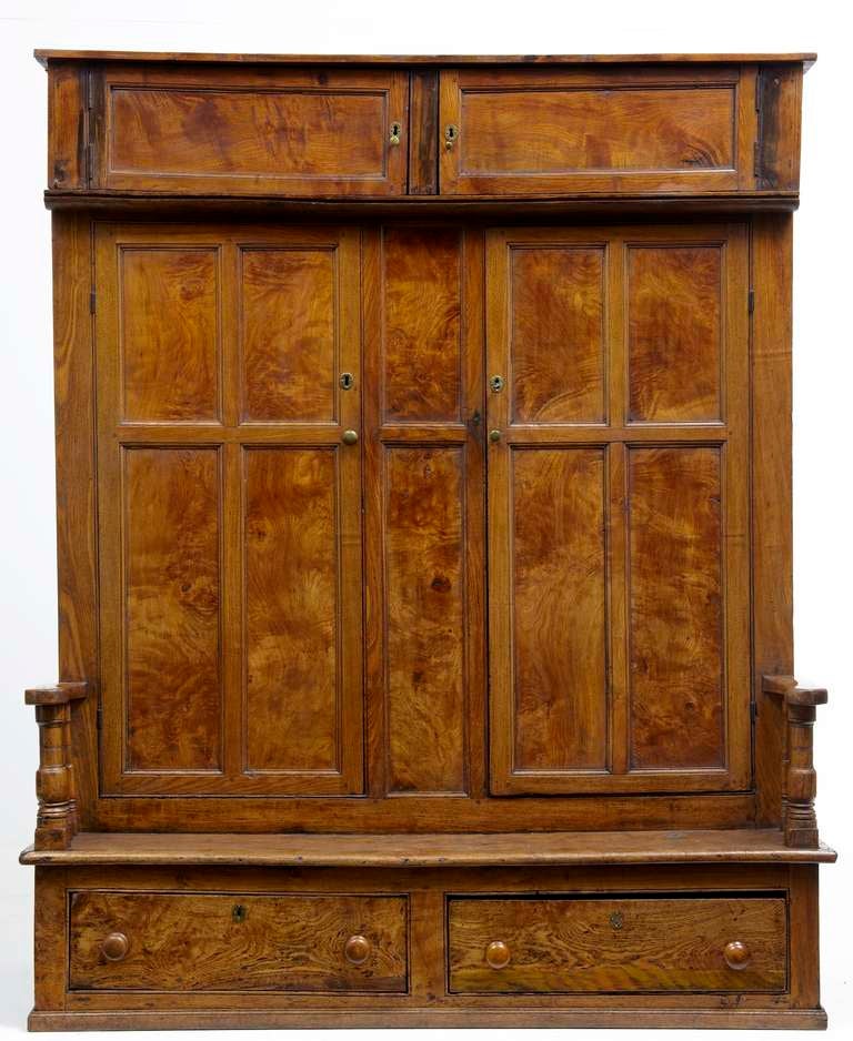 Here We Have A Stunning George I Burr Elm Bacon Settle Circa 1720. 

This Pieces Carries A Stunning Colour And Patination, And Was Carefully Built Using The Finest Burr Elm, Features A Removable Top Twin Door Cupboard On A Large Lockable 2 Door