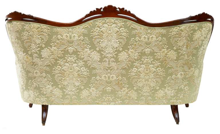 19th Century High Victorian Walnut Sofa In Excellent Condition In Debenham, Suffolk