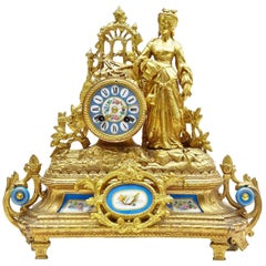 Pendule de cheminée française du 19ème siècle dorée avec plaques de Sèvres