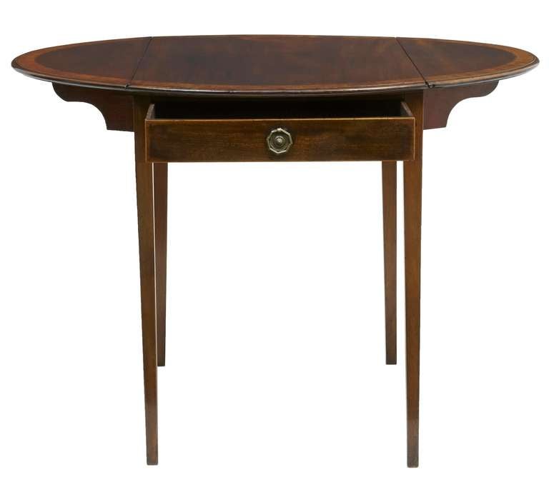 A fine crossbanded Pembroke table, standing on tapered legs. One drawer.