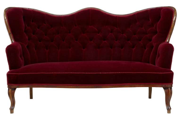 Fine Quality Serpentine Shaped Lounge Sofa Circa 1870.

Upholstered In Plush Buttonback Red Velvet, Serpentine In Shape To The Back And Front.

Seat Height: 15