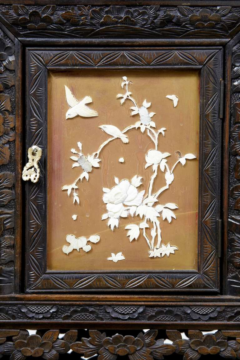 Early 20th Century Shibayama Japanese Carved Decorative Display Cabinet In Good Condition In Debenham, Suffolk