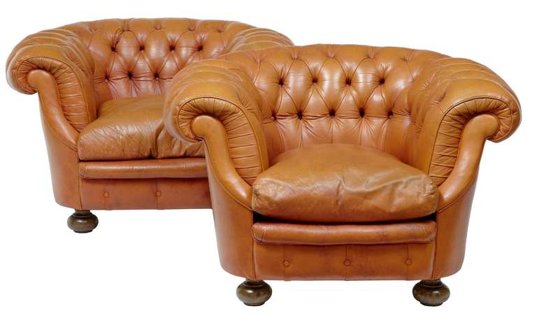 English 20th Century Leather Chesterfield Suite Sofa and Armchairs