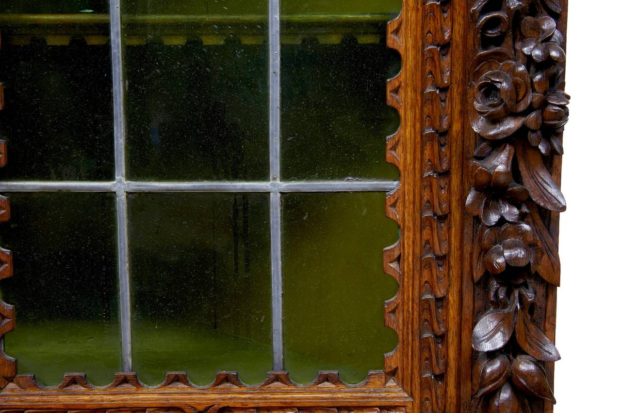 Set of Three 19th Century Flemish Carved Oak Corner Cupboard Cabinets In Good Condition In Debenham, Suffolk