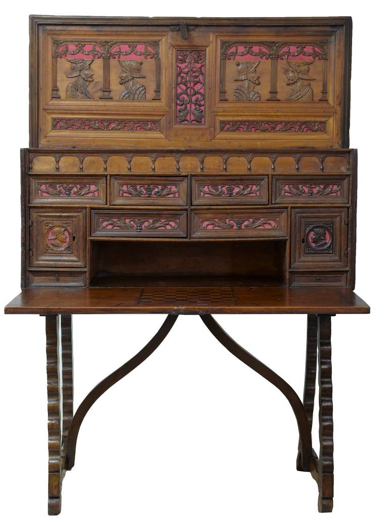 17th Century Spanish Carved Walnut Vaqueno On Stand Writing Desk In Excellent Condition In Debenham, Suffolk