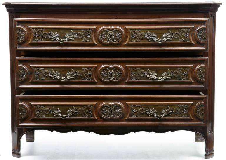 19th century antique walnut and rosewood French provincial commode

Stunning example of a French walnut carved commode.

Three drawers, beautifully color, original condition.