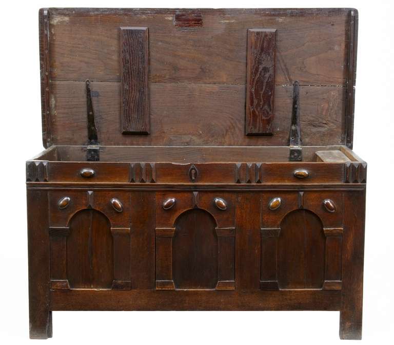 17th century antique Jacobean arcaded small oak coffer
beautiful oak top, arcaded and moulded example..