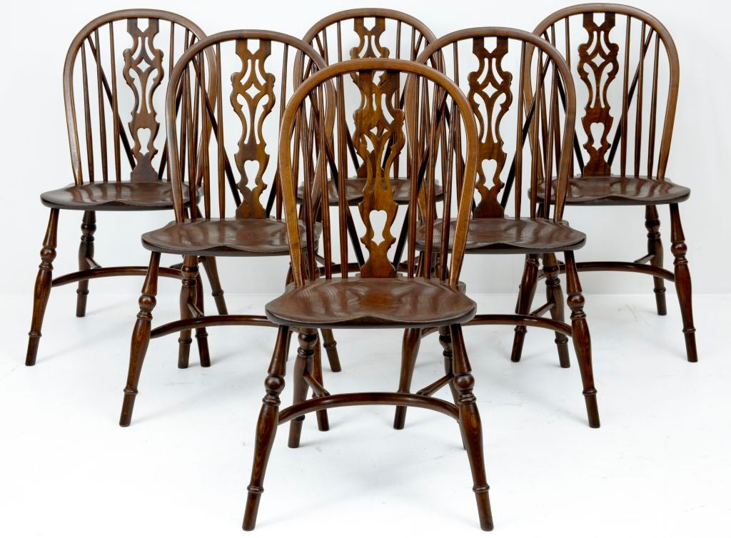 SET OF 8 ASH AND ELM WINDSOR DINING CHAIRS, CONSISTING OF 6 SINGLE AND 2 ARMCHAIR.<br />
<br />
ARMCHAIR. HEIGHT: 41