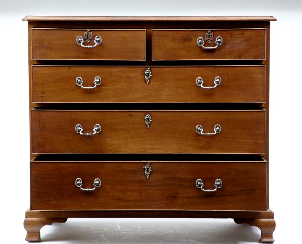 Early 19th century antique mahogany chest of drawers
Fine Regency chest of drawers
Replacement handles.