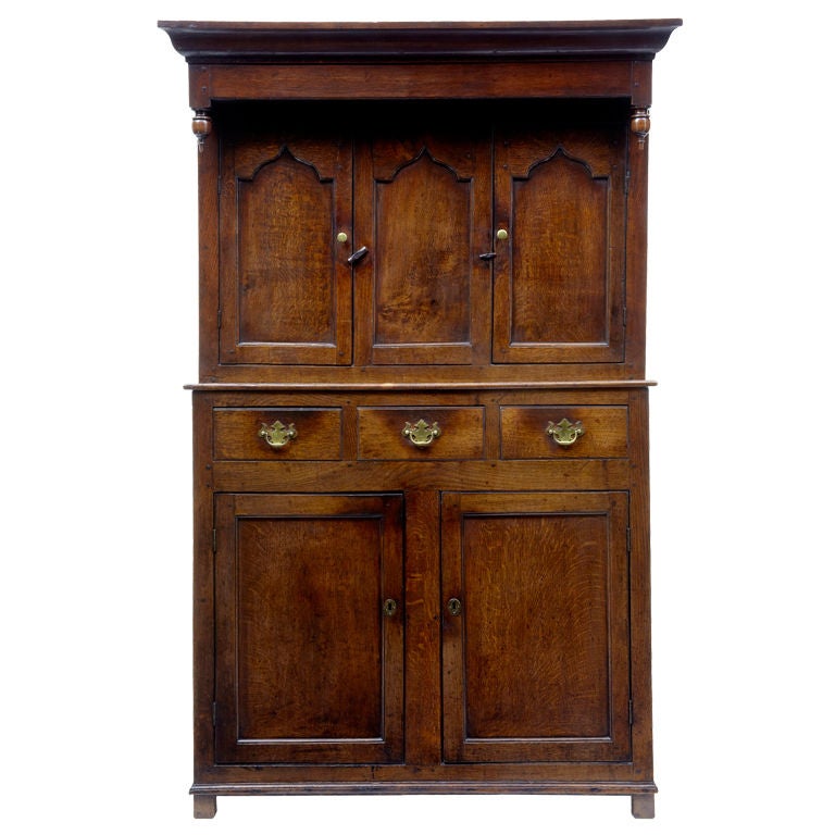 Welsh Oak Diadarn / Court Cupboard