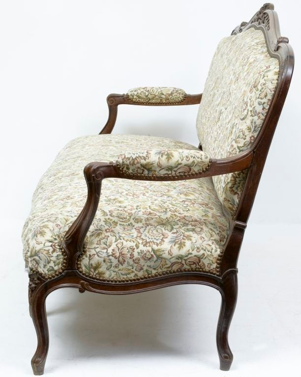 19th CENTURY ANTIQUE FRENCH ROSEWOOD UPHOLSTERED SOFA

STUNNING CARVING AND FABRIC IN EXCELLENT CONDITION

SEAT HEIGHT: 18