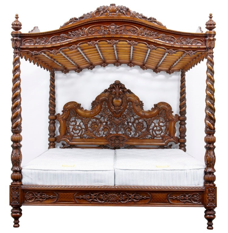 20TH CENTURY BAROQUE ROCOCO CARVED WALNUT MASSIVE FOUR POSTER BED

HERE WE HAVE A STUNNING FOUR POSTER BED WITH CANOPY THAT HAS BEEN WITH US FOR RESTORATION FOR 4 YEARS AND IS NOW FINALLY READY

BEAUTIFULLY CARVED ALLOVER DEPICTING FOLIAGE IN