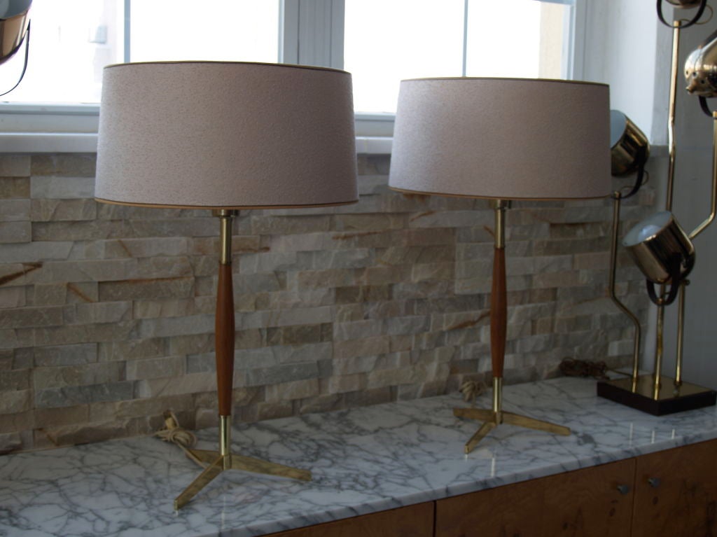 20th Century Pair of Two Mid-Century Brass and Wood Tripod Table Lamps For Sale