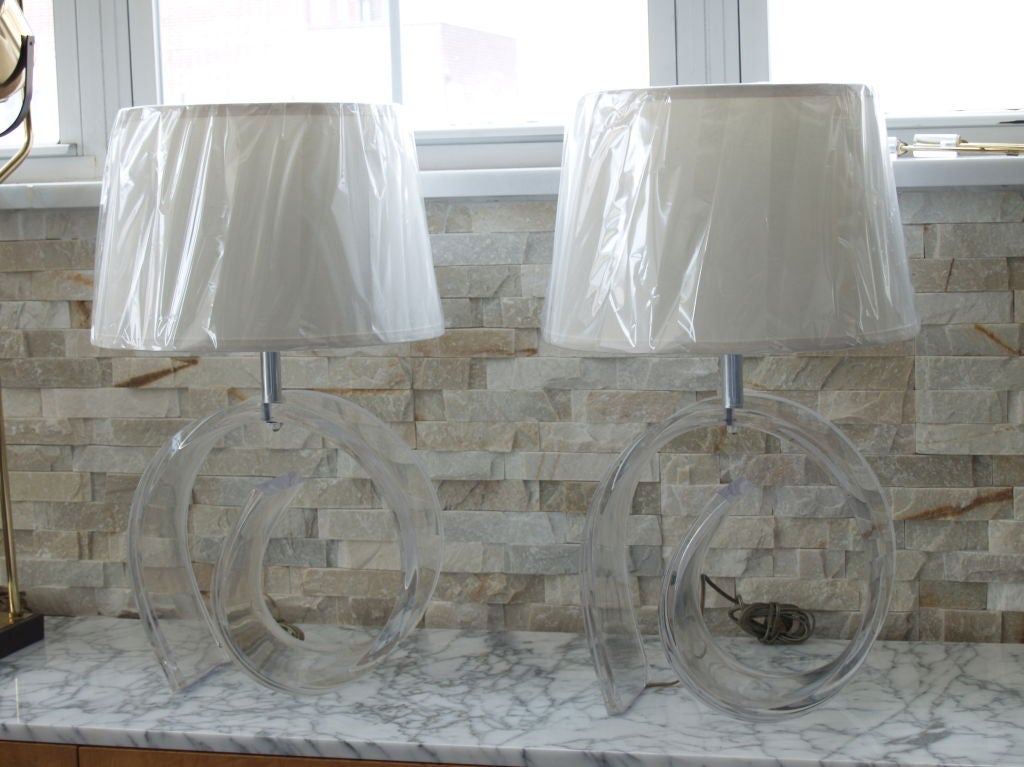 Pair of Lucite Table Lamps Ritz Astrolite Two In Excellent Condition For Sale In Canaan, CT