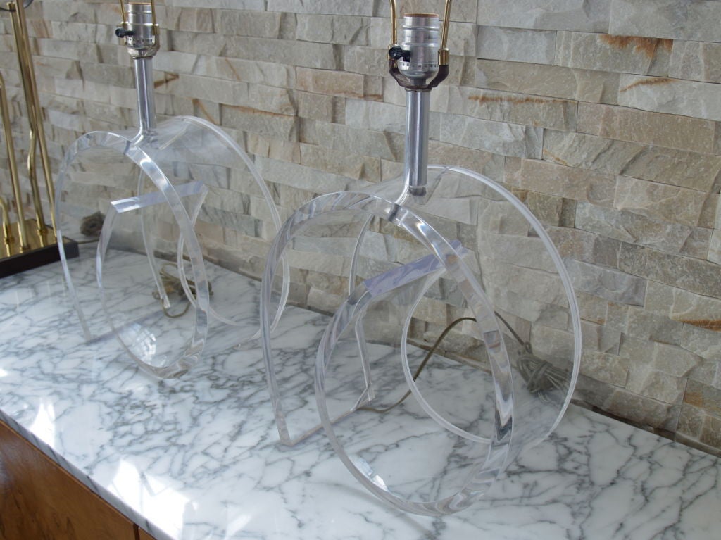 A great pair of Lucite table lamps.

This pair is made by Ritz Astrolilte in the 1970s.

The condition is very good.