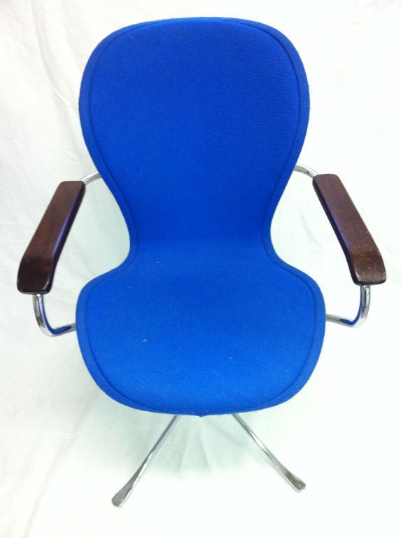 a complete set of 6 ion arm chairs by Gideon Kramer in fantastic condition.

condition is really great. Blue hopsack fabric is brite and has no stains.

Arms are either rosewood or a dark cherry. Shock mounts are great.

you will never see a