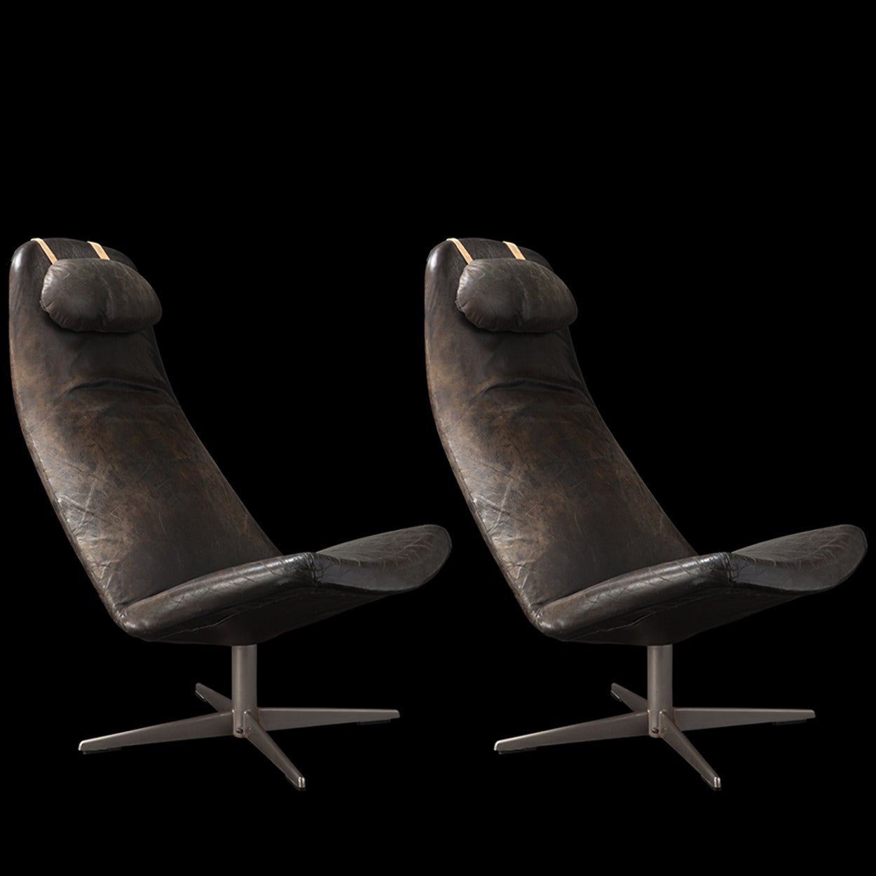 Pair of “Contourett Roto” lounge chairs with original leather, on chromed metal base.

Designed by Alf Svensson and manufactured by DUX in Germany.