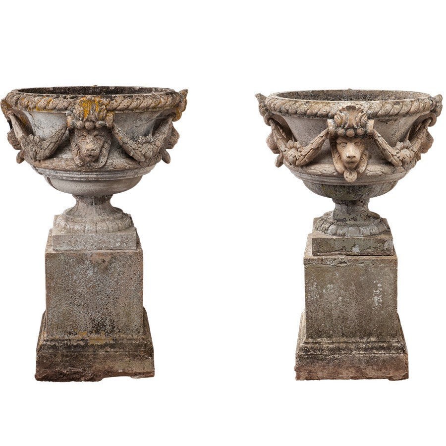 Very large pair of garden urns, with imposing form. Made of composite stone and cast in a mould.

England, circa 1940.
