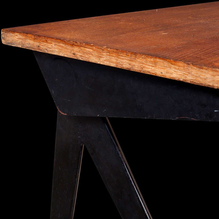 Stunning example of the iconic Compas desk, manufactured by Ateliers Jean Prouve circa 1953.

Solid oak top, on black metal frame.