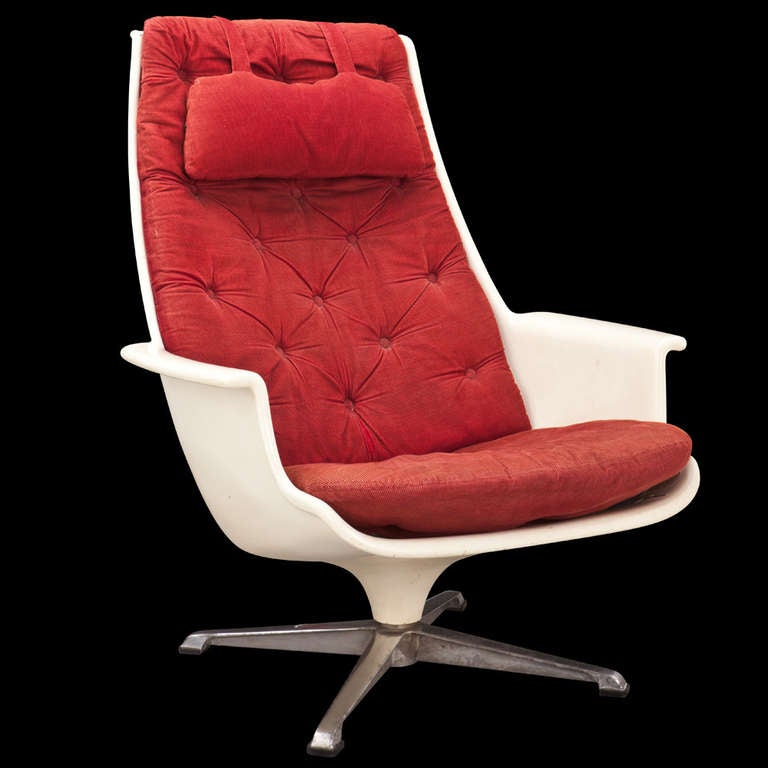 Robin Day swivel chair, made of injection-moulded ABS plastic, with original bordeaux seat cushions. 

Manufactured for Hille in London circa 1970.