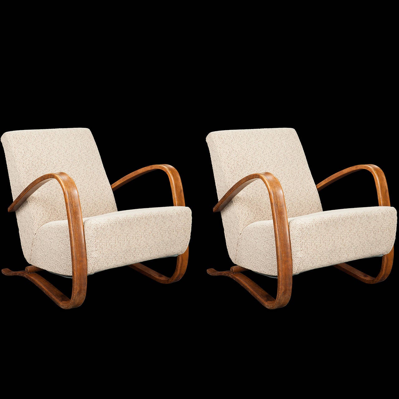 H269 lounge chair with original upholstery, on cantilevered bentwood frame. Manufactured by Spojené UP Závody.