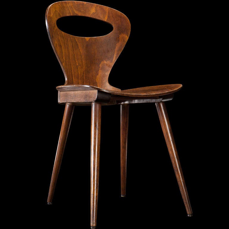 Classic bentwood bistro chair, with cut out back.

Manufactured by Baumann, France circa 1960