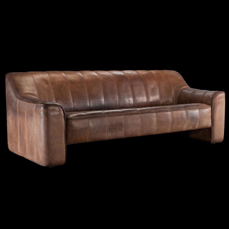 Model DS-44 three-seat leather sofa, with original buffalo leather and solid wood frame.

Manufactured by de Sede in Switzerland circa 1970