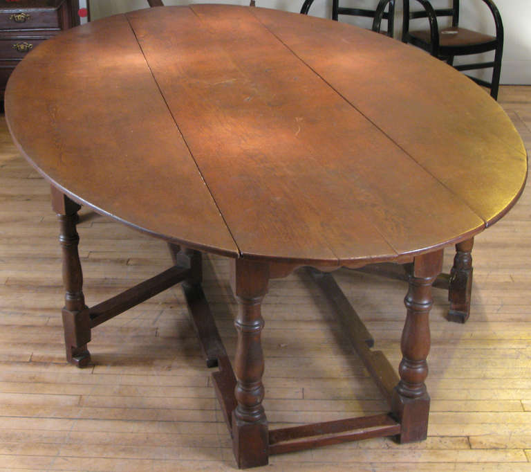 Antique English Oak Drop Leaf Oval Table In Good Condition In Hudson, NY