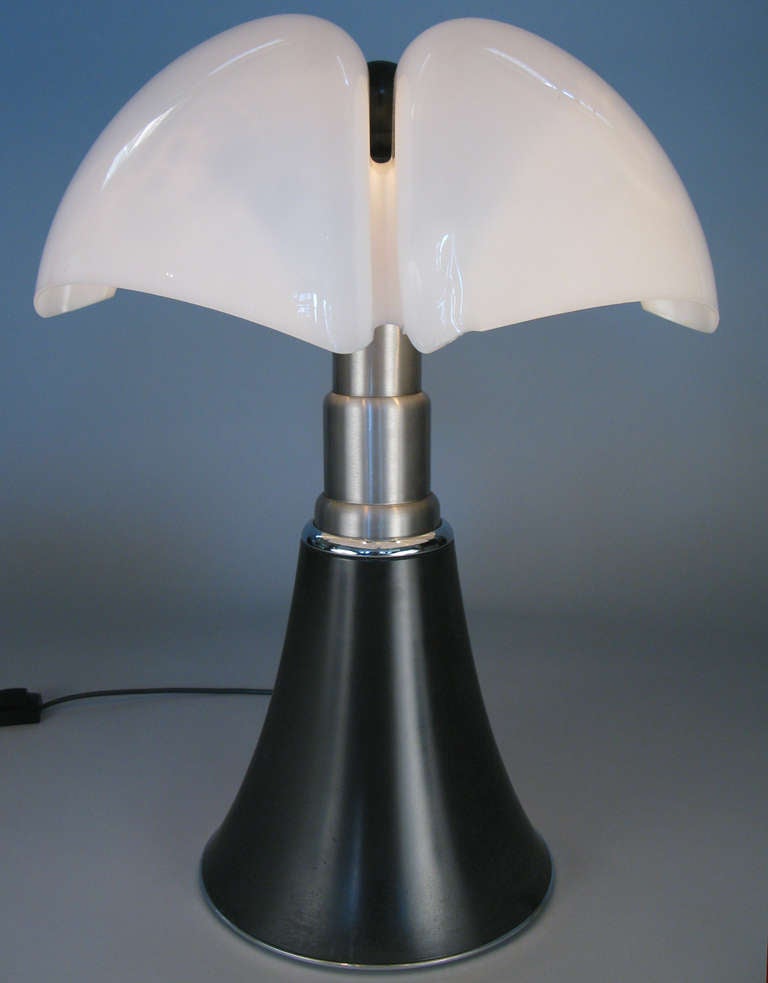 a beautiful matched pair of vintage Pippistrello table lamps designed by Gae Aulenti for Martinelli Luce. these modern Italian lamps are iconic and classic - heavy weighted steel bases support a central brushed aluminum core which is height