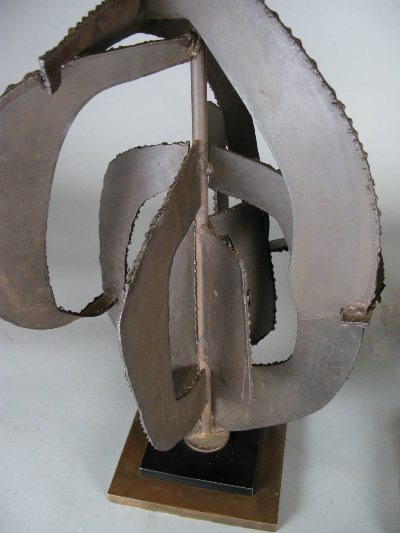 A very nice example of the best of Harry Balmer's sculptural torch-cut steel and iron lamps designed for Flemington Ironworks. Beautiful abstract design, mounted on a steel and copper base. Excellent condition, shade not included.