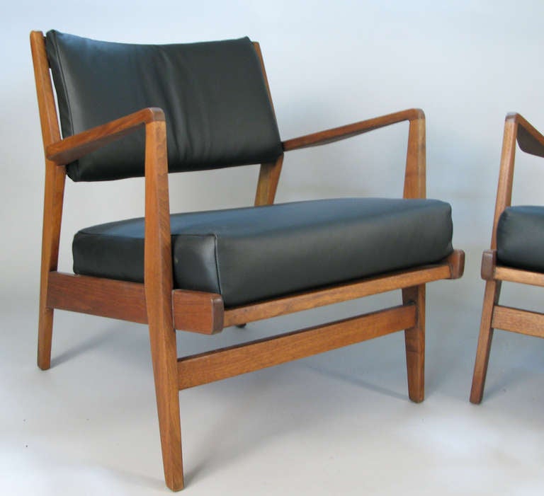Mid-20th Century Pair of Walnut & Leather Lounge Chairs by Jens Risom