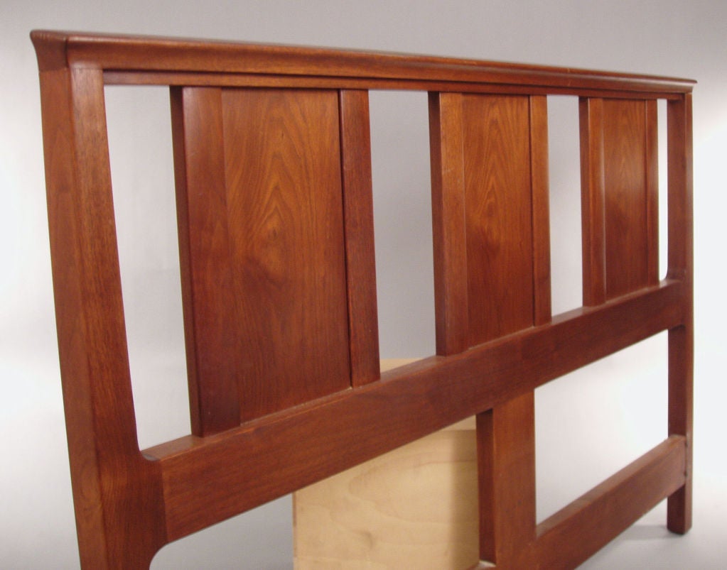 Walnut Janus Headboard by Edward Wormley for Dunbar In Good Condition For Sale In Hudson, NY
