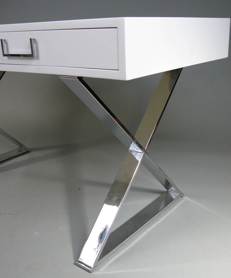 Bureau moderne des années 1970 à base en X en chrome:: signé Milo Baughman Excellent état à Hudson, NY