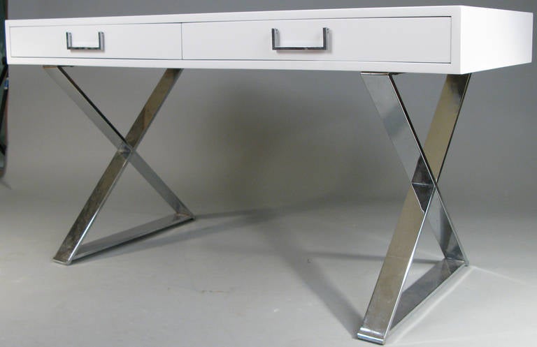 Mid-Century Modern Bureau moderne des années 1970 à base en X en chrome:: signé Milo Baughman