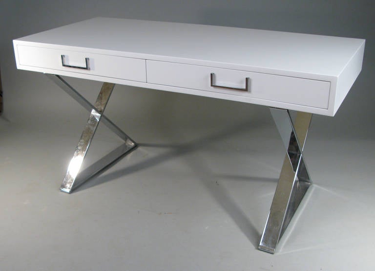 Américain Bureau moderne des années 1970 à base en X en chrome:: signé Milo Baughman