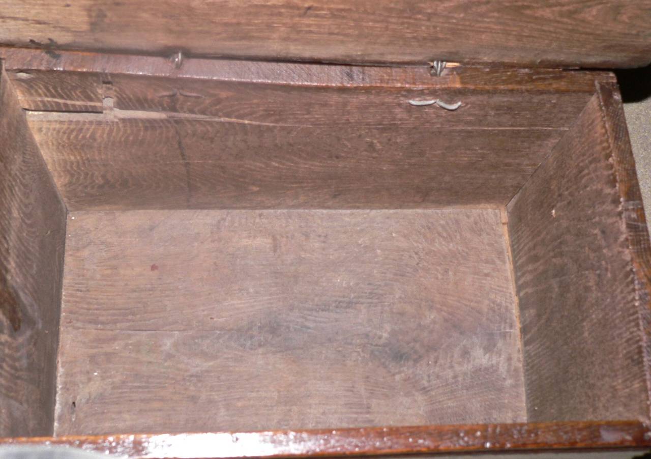 English 17th Century Oak Child's Boarded Chest In Excellent Condition In Pasadena, CA