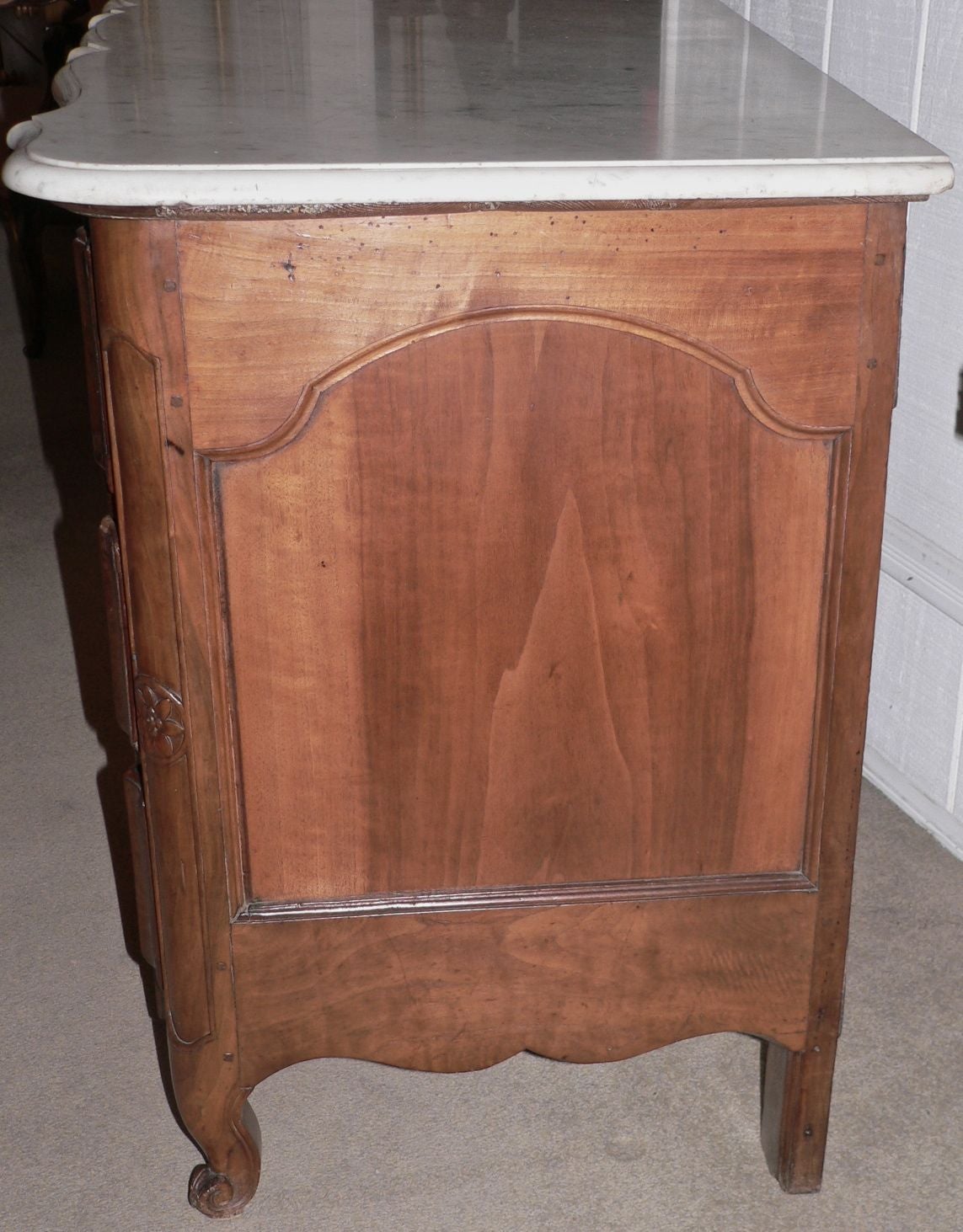 French Louis XV Walnut Commode from Provence In Excellent Condition For Sale In Pasadena, CA
