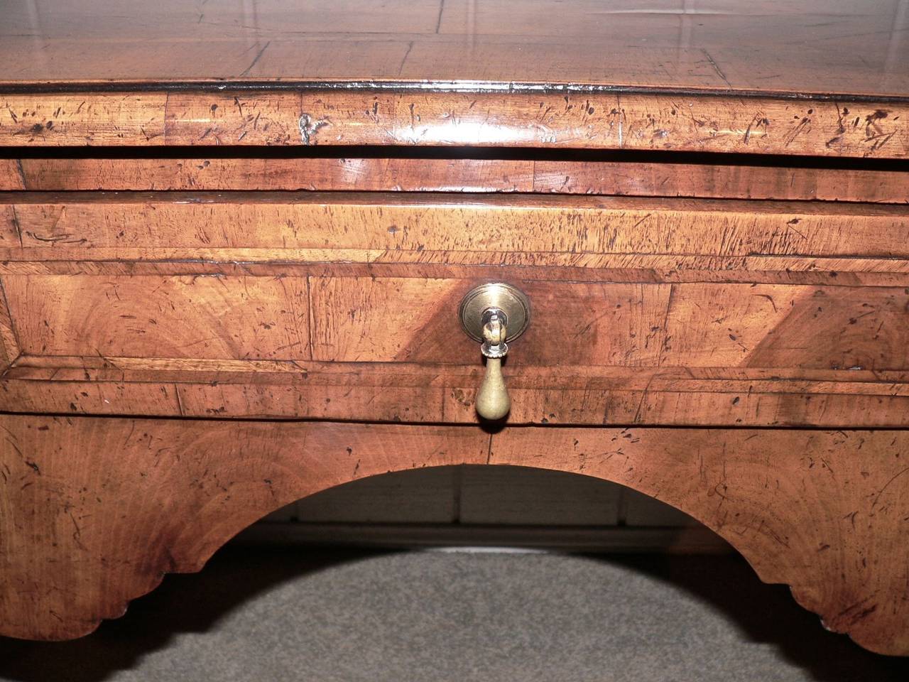 English Edwardian Walnut Dressing Table In Excellent Condition In Pasadena, CA