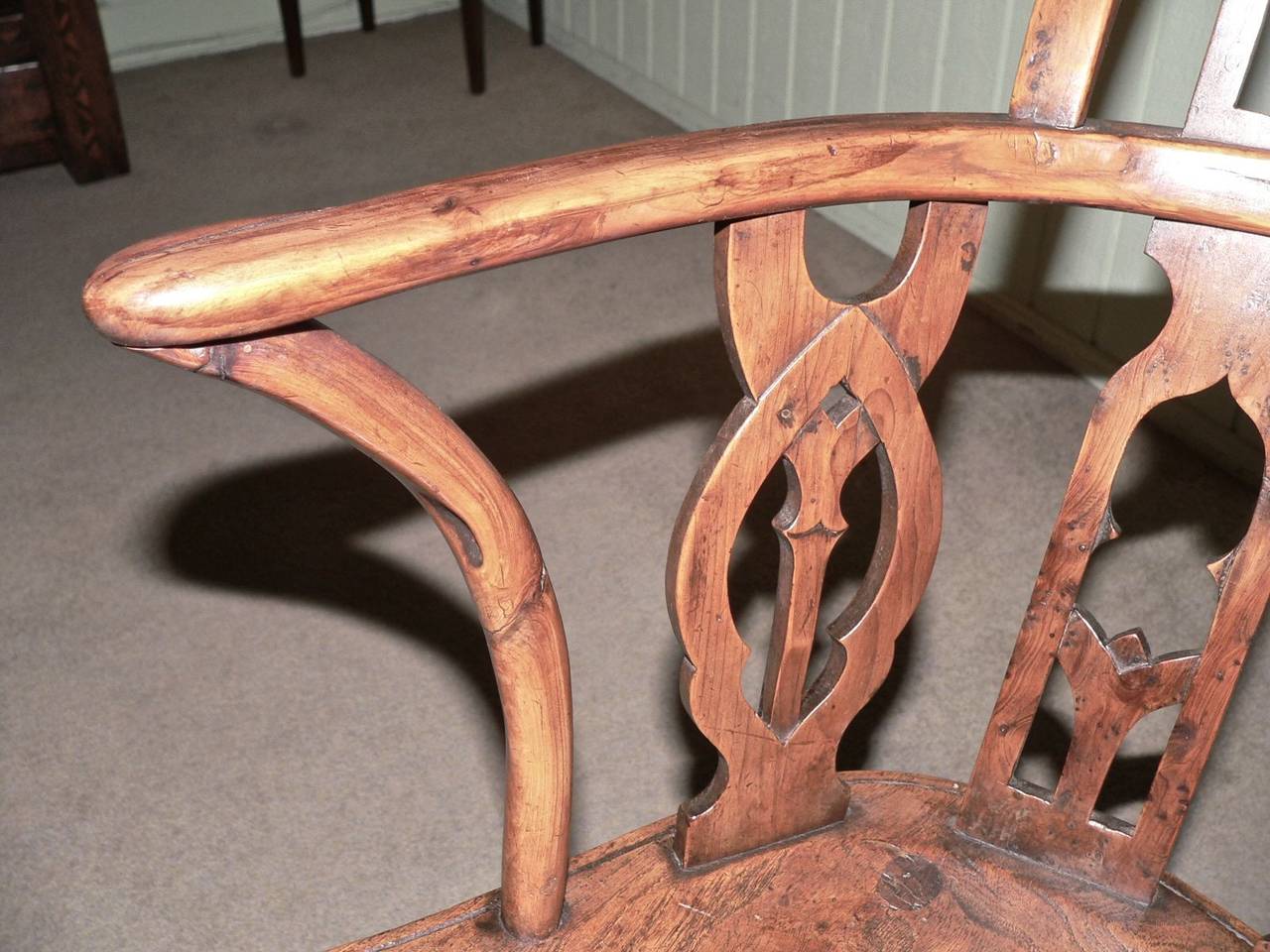 English 18th Century Gothic Windsor Chair in Yew and Elm In Excellent Condition In Pasadena, CA