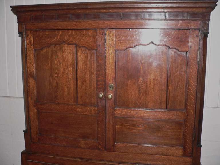 Welsh 19th Century Oak Press Cupboard In Excellent Condition For Sale In Pasadena, CA