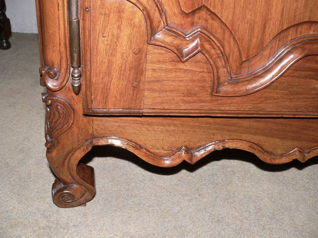 French Walnut Buffet from Provence In Excellent Condition For Sale In Pasadena, CA