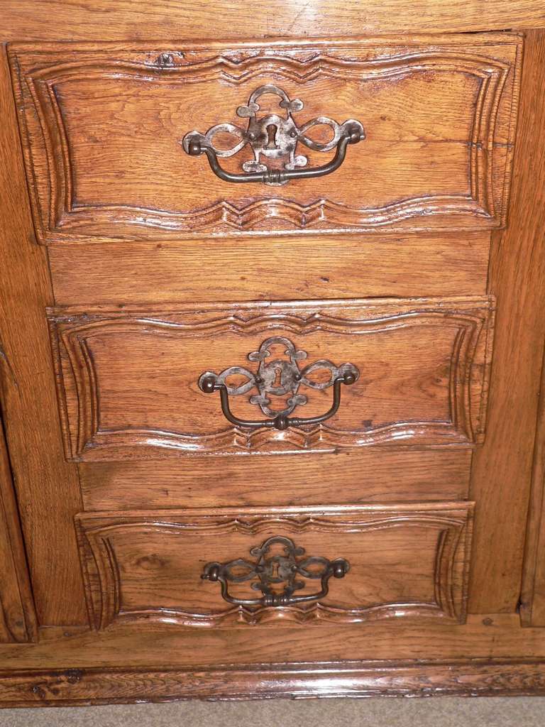 French 18th Century Oak Buffet Vaisselier In Excellent Condition For Sale In Pasadena, CA