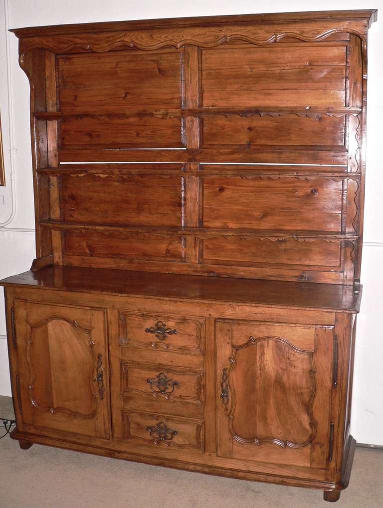 This is a classic provincial example from the central mountainous region of Auvergne. Constructed in oak with walnut door panels and panelled pine backboards. The plate rack and shelves are escalloped with a typical Auvergnate motif. Very attractive