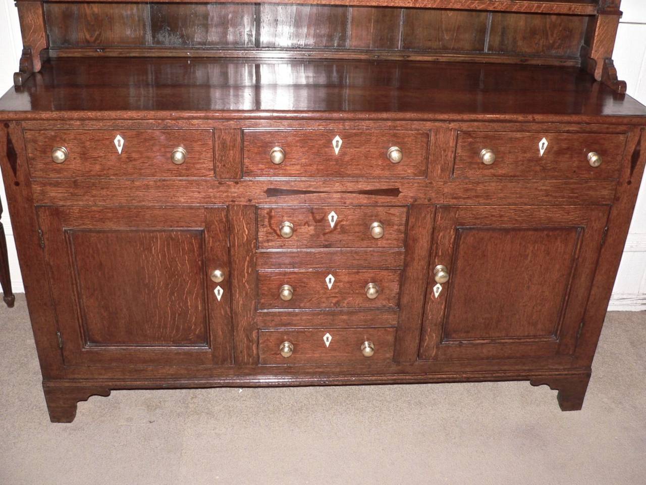 Welsh 19th Century Oak Dresser In Excellent Condition For Sale In Pasadena, CA