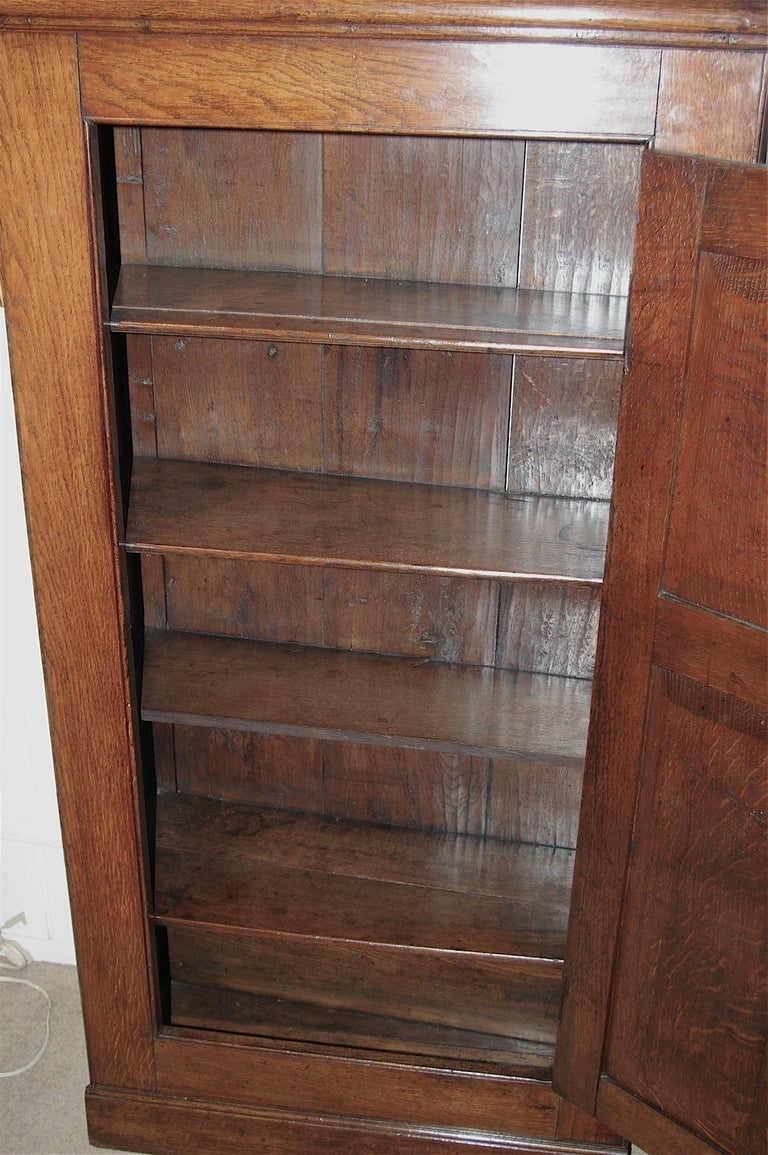 Welsh 18th Century Oak Spice Cupboard In Excellent Condition In Pasadena, CA