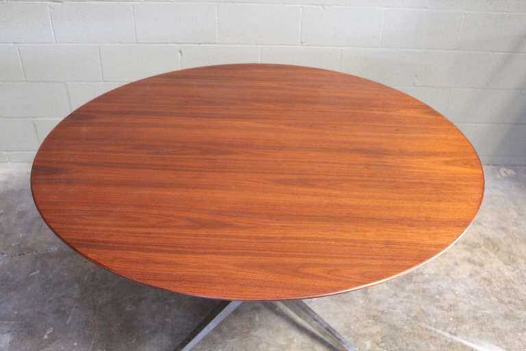 Walnut Dining Table by Florence Knoll In Excellent Condition For Sale In Dallas, TX