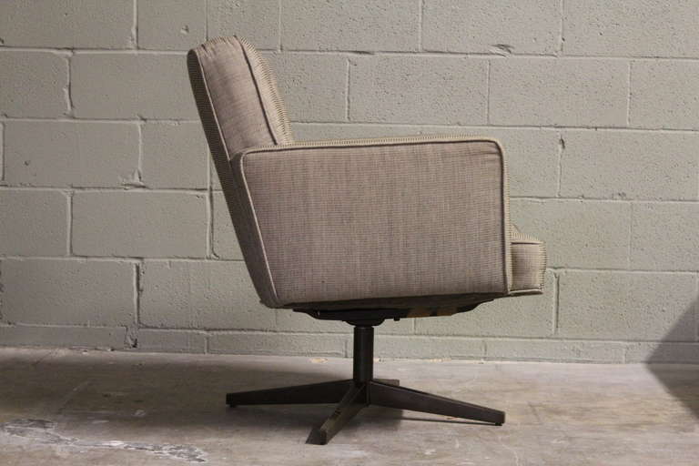 American Pair of Tilt Swivel Lounge Chairs by Vincent Cafiero for Knoll